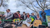 সিটি মেয়রের নেতৃত্বে বাংলাদেশ ডে প্যারেডে হাজারো প্রবাসীর অংশগ্রহণ