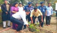 নন্দীগ্রামে বিভাগীয় কমিশনারের উপজেলা পরিষদ পরিদর্শন, সেলাই মেশিন ও রেইনকোট বিতরণ