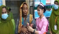 চলন্ত ট্রেনে নবজাতকের জন্ম