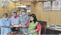 আদমদীঘিতে অগ্নিকান্ডে ক্ষতিগ্রস্থ ব্যবসায়ীদের অর্থ সহায়তা প্রদান