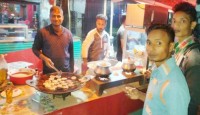 আদমদীঘিতে মোড়ে মোড়ে মৌসুমি শীতের পিঠা বিক্রির ধুম