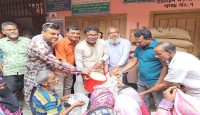 ছাতিয়ানগ্রাম ইউনিয়ন পরিষদে প্রধানমন্ত্রীর উপহার ১০ কেজি করে চাল বিতরণ