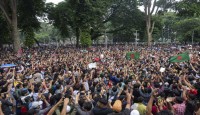 নজিরবিহীন গুলি, সংঘাত, সংঘর্ষ নিহত হয়েছেন শতাধিক মানুষ