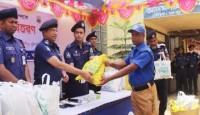 আদমদীঘিতে গ্রাম পুলিশদের মাঝে পুলিশ সুপারের ঈদ উপহার বিতরন