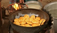 পুরান ঢাকার ডালপুরি-গোলগুল্লা-সিঙ্গারা...... লুৎফর রহমান রিটন