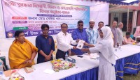 ঢাকার নবাবগঞ্জ উপজেলায় চুড়াইন আদর্শ বালিকা উচ্চ বিদ্যালয়ে এসএসসি পরীক্ষার্থীদের বিদায়