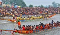 নৌকাবাইচ দেখতে বগুড়ার ইছামতী নদীর পাড়ে হাজারো মানুষের ঢল