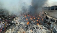 চোখের সামনে পুড়ছে বঙ্গবাজার, তাকিয়ে থাকা ছাড়া উপায় নেই