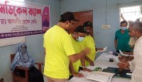 চুয়াডাঙ্গায় বিনামূল্যে হাজার রোগীকে চিকিৎসা ও ওষুধ দিলেন ডাঃ জনি