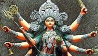 বগুড়ায় শেষ মুহুর্তের প্রস্তুতি: রঙ-তুলির আঁচড়ে রঙিন হচ্ছে প্রতিমা!