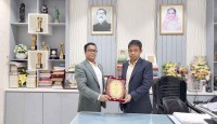ডিবি প্রধান হারুন রশিদ ফোবানা ২০২৩ সম্মাননা ক্রেস্ট গ্রহন করলেন