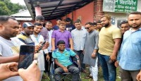 ঠাকুরগাঁওয়ে ফেইসবুক স্টেটাস দেখে হুইল চেয়ার নিয়ে ছুটে গেলেন মানবতার ফেরিওয়ালা