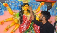 বগুড়ায় শেষ সময়ে রঙ-তুলির আঁচড়ে সাজছে দেবীদুর্গা