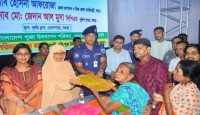 বগুড়ায় দুর্গাপূজা উপলক্ষে তিন শতাধিক অসহায়দের মাঝে বস্ত্র বিতরণ