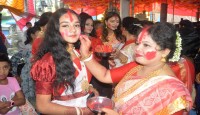 বগুড়ায় সিঁদুররাঙা হাসিমুখে দেবীকে বিদায়
