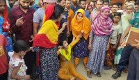 সেহরি খেতে উঠে পাশের ঘরে দেখলেন স্বামীর ঝুলন্ত লাশ
