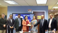 ওয়াশিংটন ইউনিভার্সিটি অব সায়েন্স অ্যান্ড টেকনোলজি ফাউন্ডেশনকে দশ হাজার ডলারের অনুদান চেক তুলে দিলেন অধ্যাপক ড. ফায়জুল ইসলাম