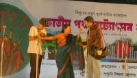 রাজধানীতে মঞ্চস্থ হলো পথ নাটক পরশ পাথর