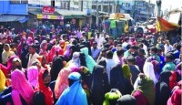 নোটিশ ছাড়া কারখানা বন্ধ, শ্রমিকদের বিক্ষোভে সড়ক বন্ধ সকাল থেকে দুপুর পর্যন্ত মানুষের ভোগান্ত