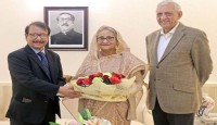 প্রধানমন্ত্রীর সঙ্গে দুই উপদেষ্টার শুভেচ্ছা বিনিময়