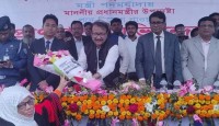 নিজ গ্রামে শিক্ষার্থীদের সঙ্গে সময় কাটালেন প্রধানমন্ত্রীর উপদেষ্টা ড. কামাল চৌধুরী