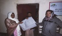 আদমদীঘিতে গভীর রাতে অসহায় দুস্থ শীতার্থ মানুষের মাঝে শীতবস্ত্র বিতরণ