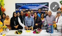 সম্পাদক মোজাম্মেল হক ও তার পত্নী মহসিনা হাসনাতকে ফুল দিয়ে শুভেচ্ছা জানানো হয়েছে অস্ট্রেলিয়ায়