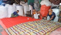 শীতের আগমনে লেপ-তোষক তৈরিতে ব্যস্ত বগুড়ার কারিগররা