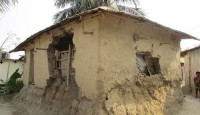 আধুনিকতার ছোঁয়ায় হারিয়ে যাচ্ছে মাটির ঘর