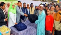 বগুড়ায় ছিন্নমূল মানুষের মাঝে মুনলাইটের শীতবস্ত্র ও খাবার বিতরণ