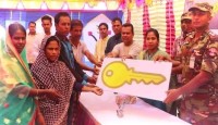 নওগাঁয় সেনাবাহিনীর নির্মিত আবাসন প্রকল্প হস্তান্তর