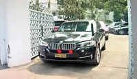 পতাকাবিহীন গাড়িতে আমেরিকান রাষ্ট্রদূত