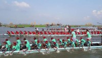 গ্রামবাংলার ঐতিহ্যকে টিকিয়ে রাখতে নওগাঁয় নৌকা বাইচ প্রতিযোগিতা
