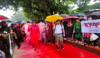 রাজধানী শিল্পীদের ব্যতিক্রমী প্রতিবাদ সমাবেশে শহীদের নাম ধরে ডাক, সাড়া দিলেন জনতা