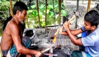 কোরবানীর ঈদকে সামনে রেখে পাঁচবিবিতে ব্যস্ত সময় পার করছেন কামাররা