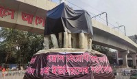 কালো কাপড়ে ঢেকে দেওয়া হয়েছে টিএসসিতে ‘রাজু ভাস্কর্য’