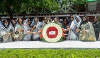 বঙ্গবন্ধুর সমাধিতে ফরেন অফিস স্পাউসেস এসোসিয়েশনের শ্রদ্ধা নিবেদন
