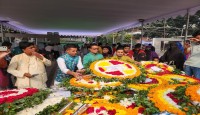 ধানমন্ডিতে বঙ্গবন্ধুর প্রতিকৃতিতে নিউইয়র্ক মহানগর আওয়ামী লীগের শ্রদ্ধা নিবেদন