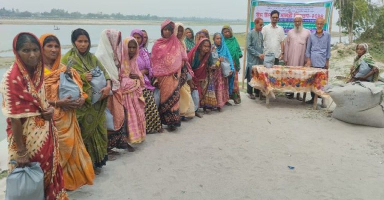 আইআরআইবি ফ্যান ক্লাব রংপুর বিভাগীয় কমিটির উদ্যোগে ঈদ সামগ্রী বিতরণ