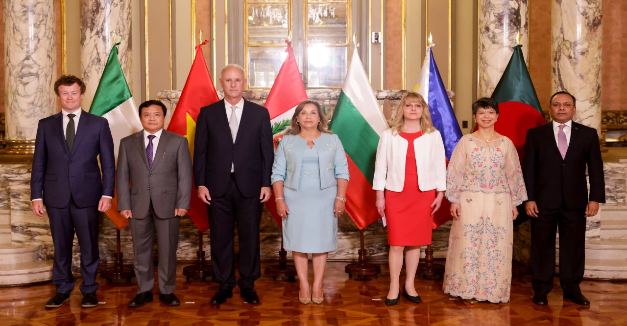 Ambassador Muhith presents his credentials to the President of Peru