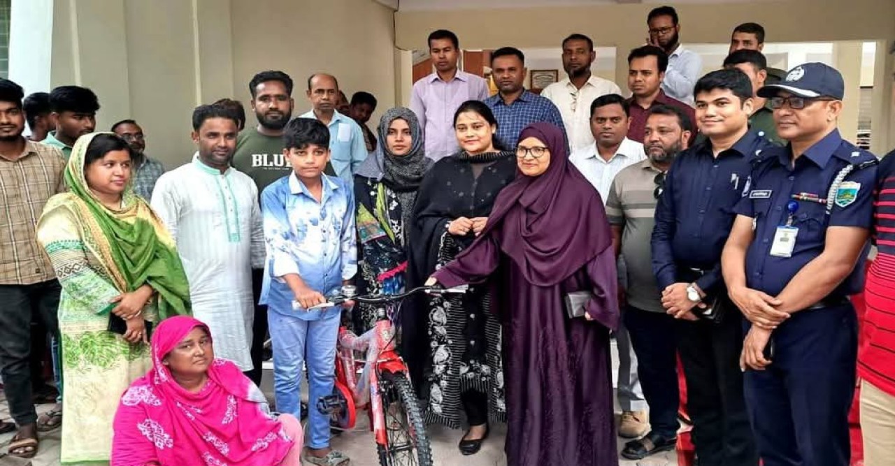 বগুড়ার,আদমদীঘির বিভিন্ন দপ্তর পরিদর্শন শেষে নানা উপকরন বিতরণ করলেন বগুড়া জেলা প্রশাসক
