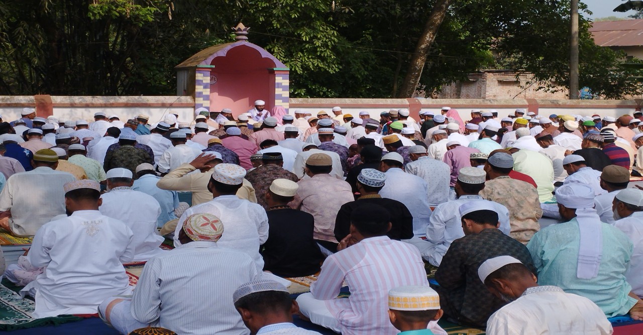 বগুড়ার ছাতিয়ানগ্রাম ইউনিয়নের নিমাইদিঘী গ্রামের ঈদগায়  পালিত হলো ঈদুল ফিতর