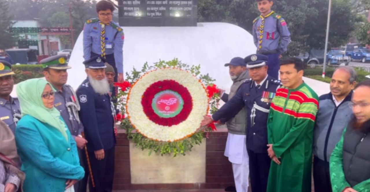 রাজশাহীতে বিনম্র শ্রদ্ধায় জাতীর শ্রেষ্ঠ সন্তানদের স্মরণ  যথাযথ মর্যাদায় রাজশাহীতে পালিত হয়েছে মহান বিজয় দিবস