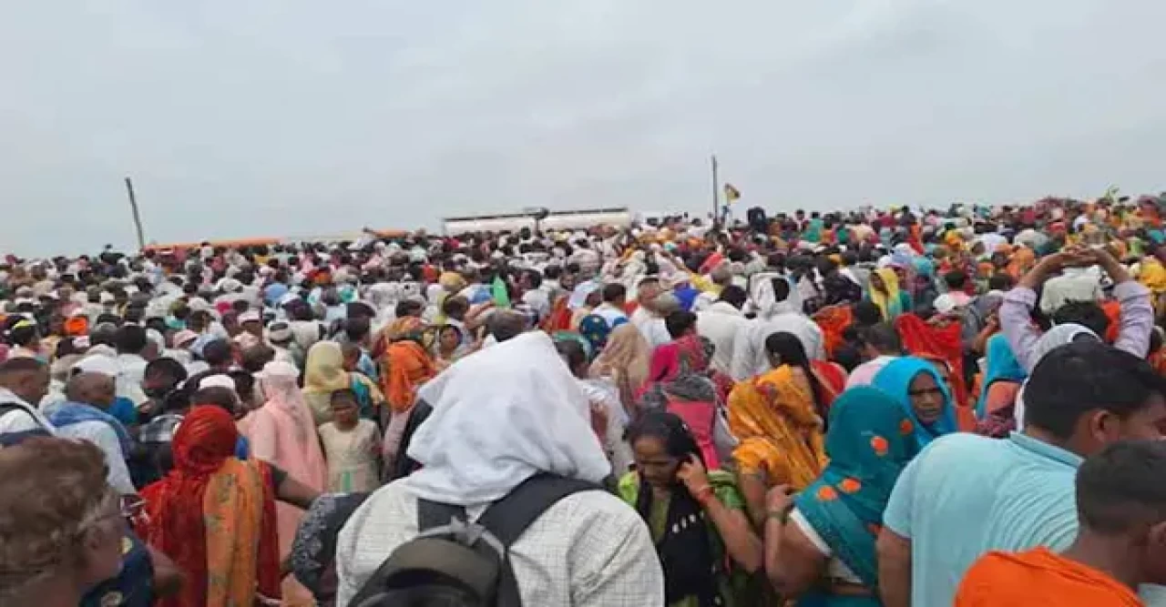 উত্তর প্রদেশে ধর্মীয় অনুষ্ঠানে পদপিষ্ট হয়ে নিহত কমপক্ষে ১০৭