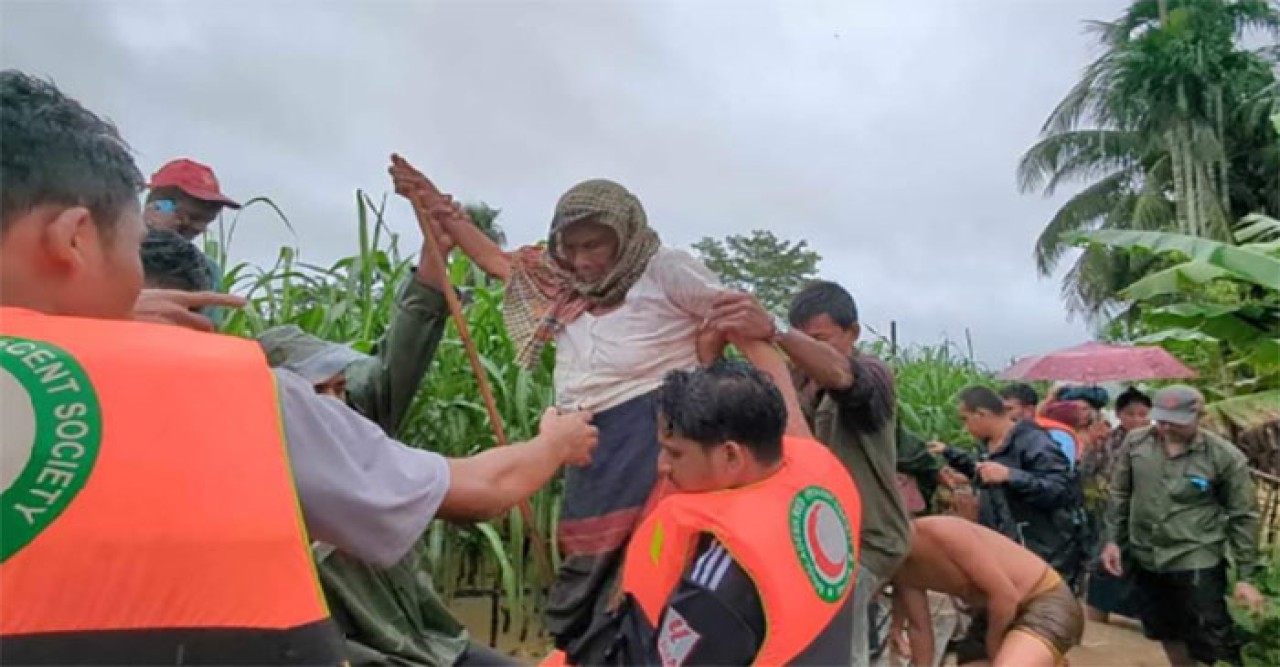 স্মরণকালের ভয়াবহ বন্যায় দুর্গতদের সহায়তায় রেড ক্রিসেন্ট