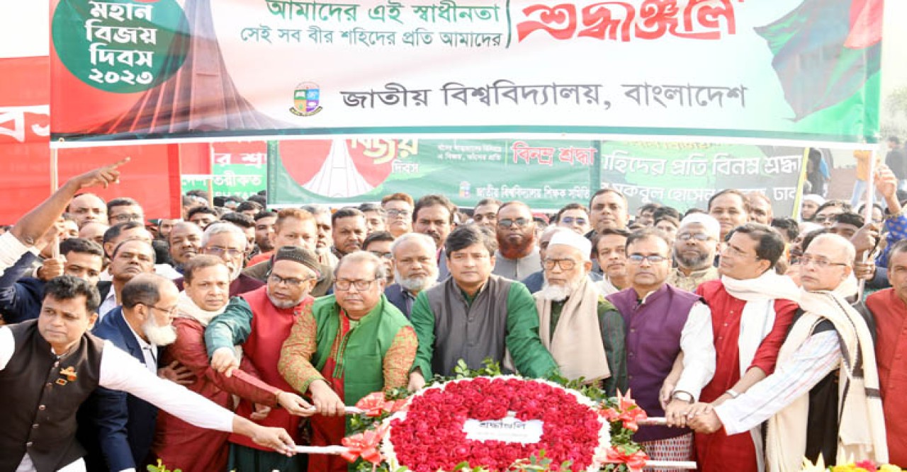 জাতীয় স্মৃতিসৌধে লাখো মানুষের ঢল
