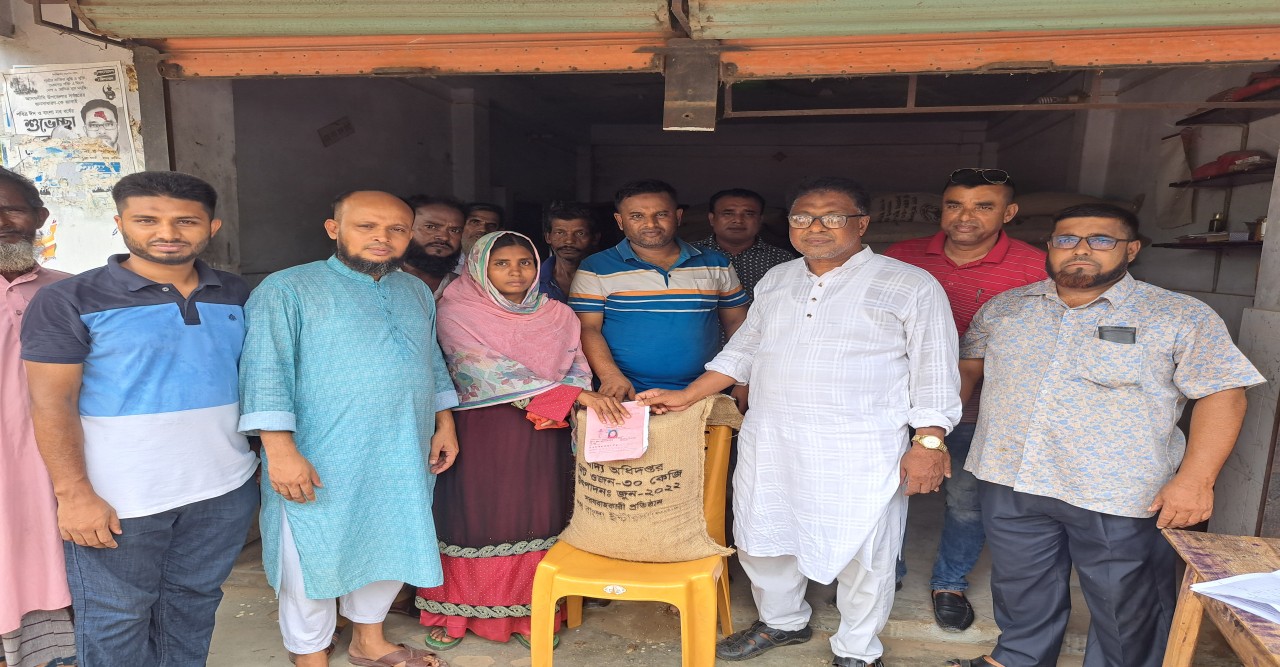ছাতিয়ানগ্রামে ভি ডব্লিউ বি এর চাল বিতরণ করলেন ইউপি চেয়ারম্যান আব্দুল হক আবু