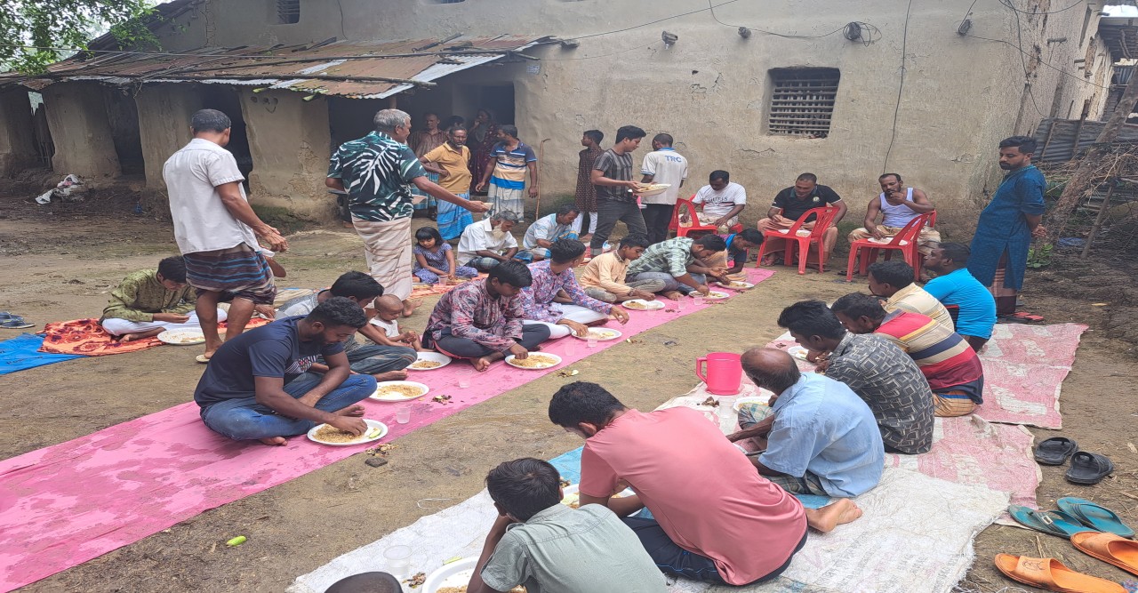 বগুড়ার বেতার শ্রোতা ও সাংবাদিক এম আব্দুর রাজ্জাকের মাতার মৃত্যু স্মরণ উপলক্ষে মিলাদ দোয়া ও কুলখানি অনুষ্ঠিত