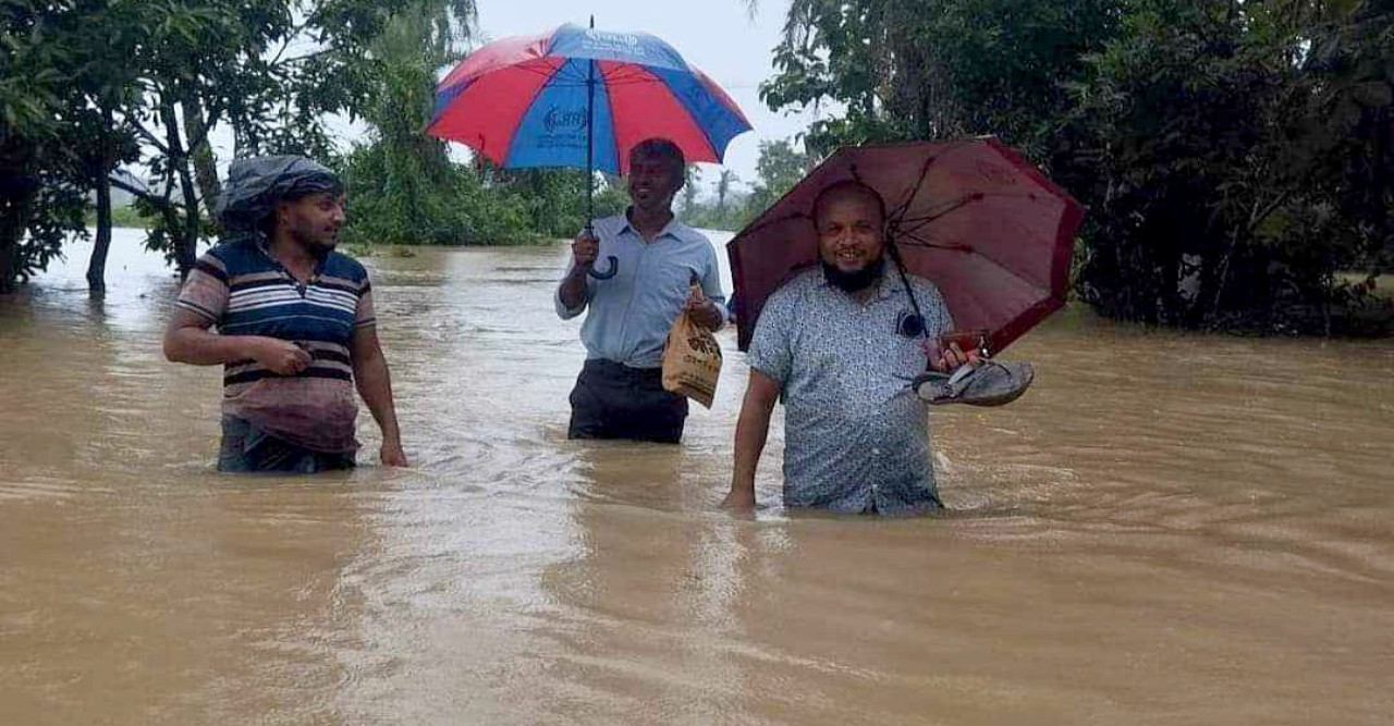 ফেনীর দাগনভূঞায় ত্রাণের অপেক্ষায় হাজারো মানুষ