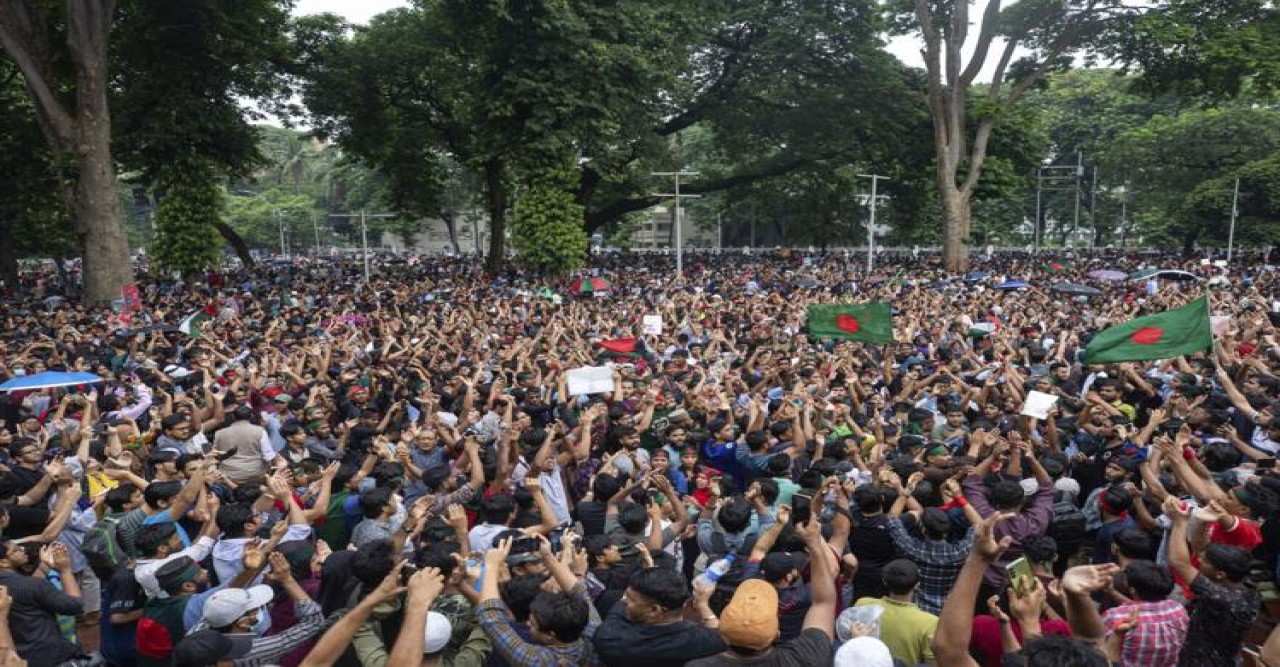 নজিরবিহীন গুলি, সংঘাত, সংঘর্ষ নিহত হয়েছেন শতাধিক মানুষ